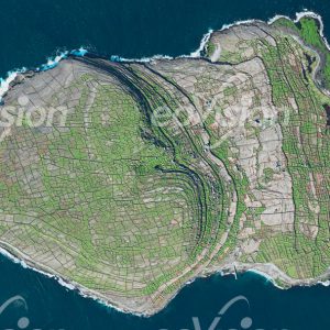 Die Irischen Aran Inseln sind überzogen mit alten Steinmauern