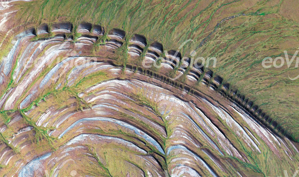 Amatusuk Hills - Hebung und Erosion der geschichteten Sedimentgesteine