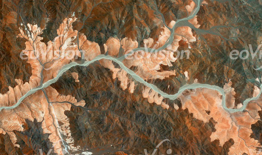 Cordillera Occidental - verschieden gefärbte Gesteinsschichten