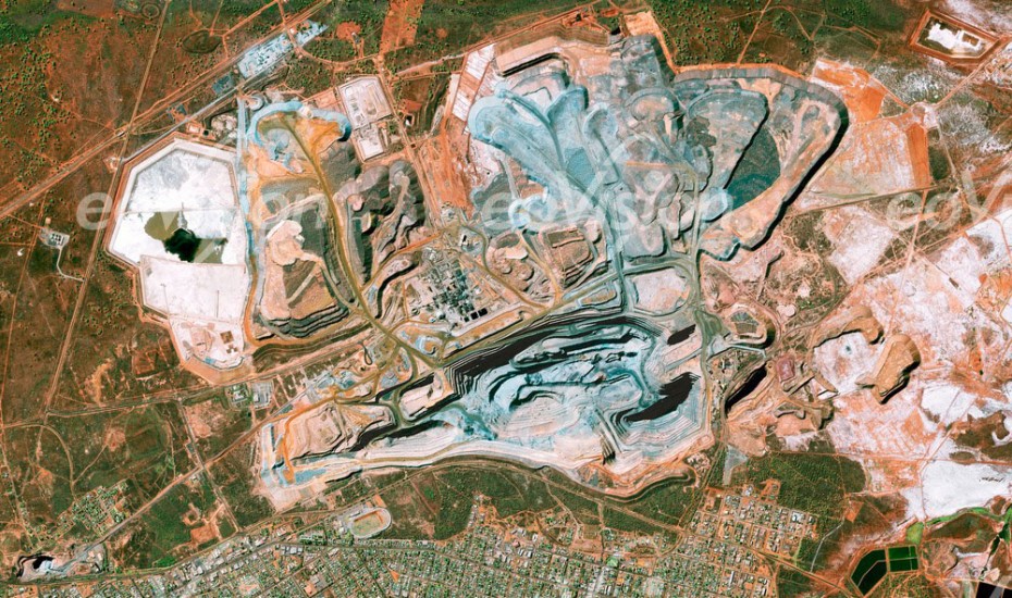 Unterschiedliche Farbtöne kennzeichnen die Gesteinsschichten der Super Pit Mine