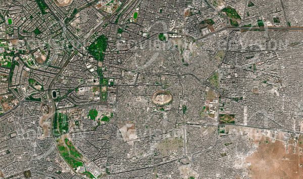 Das Satellitenbild "ALEPPO 2012 - Syrien" ist dem Bildband "CITIES - Brennpunkte der Menschheit" entnommen. Bildbeschreibung: Aleppo hat als eine der ältesten Städte der Welt im Lauf der Jahrhunderte zahlreiche Konflikte erlebt. Einst einer der Ausgangspunkte der Seidenstraße, ist die Stadt für die mächtige Zitadelle und die Souks der Altstadt bekannt. Vor dem Ausbruch des syrischen Bürgerkriegs war Aleppo die bevölkerungsreichste Stadt Syriens. Im Verlauf des syrischen Bürgerkriegs, der 2012 begann, wurden mehr als 13.500 Einwohner der Stadt getötet, deutlich mehr flohen. Teile der mittelalterlichen Altstadt, darunter der Großteil des Al-Madina Souks und der Großen Moschee Aleppos, wurden durch Bombardements und Brände zerstört