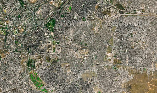 Das Satellitenbild "ALEPPO 2015 - Syrien" ist dem Bildband "CITIES - Brennpunkte der Menschheit" entnommen. Bildbeschreibung: Aleppo hat als eine der ältesten Städte der Welt im Lauf der Jahrhunderte zahlreiche Konflikte erlebt. Einst einer der Ausgangspunkte der Seidenstraße, ist die Stadt für die mächtige Zitadelle und die Souks der Altstadt bekannt. Vor dem Ausbruch des syrischen Bürgerkriegs war Aleppo die bevölkerungsreichste Stadt Syriens. Im Verlauf des syrischen Bürgerkriegs, der 2012 begann, wurden mehr als 13.500 Einwohner der Stadt getötet, deutlich mehr flohen. Teile der mittelalterlichen Altstadt, darunter der Großteil des Al-Madina Souks und der Großen Moschee Aleppos, wurden durch Bombardements und Brände zerstört