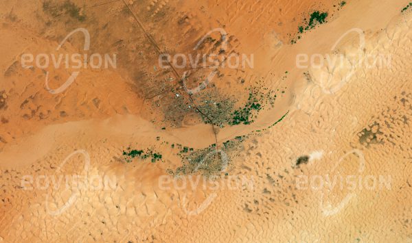 Das Satellitenbild "CHINGUETTI - Mauretanien" ist dem Bildband "CITIES - Brennpunkte der Menschheit" entnommen. Bildbeschreibung: Die mauretanische Stadt liegt in einer schon vor Jahrtausenden besiedelten Region im Westen der Sahara. Das heutige Chinguetti wurde im 13. Jahrhundert auf einer älteren Siedlung am Schnittpunkt von Handelsrouten durch die Sahara gegründet und spielte lange eine wichtige Rolle als befestigter Handelsstützpunkt. Durch Änderungen im globalen Handel sank in den beiden letzten Jahrhunderten die Bedeutung der Karawanenrouten. Die Einwohnerzahl ging zurück und die Wüste breitete sich in die Stadt aus.