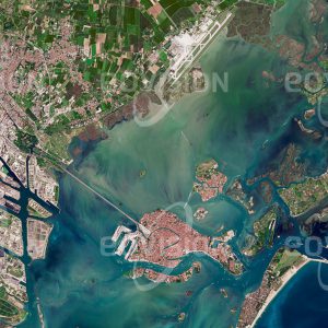 Das Satellitenbild "VENEDIG - LAGUNE - Italien" ist dem Bildband "CITIES - Brennpunkte der Menschheit" entnommen. Bildbeschreibung: Venedig zeichnet sich nicht zuletzt durch seine Lage inmitten der umgebenden Lagune aus. Hinsichtlich Verteidigung und Zugänglichkeit für den Handel vorteilhaft, ist diese Lage angesichts des Absinkens der Stadt und des Meeresspiegelanstiegs infolge des Klimawandels ein Nachteil. Dem wird mit dem Projekt MO.S.E. begegnet, in dem die Lagune durch Schleusen von der Adria abgetrennt wird.
