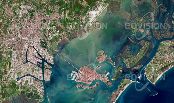 Das Satellitenbild "VENEDIG - LAGUNE - Italien" ist dem Bildband "CITIES - Brennpunkte der Menschheit" entnommen. Bildbeschreibung: Venedig zeichnet sich nicht zuletzt durch seine Lage inmitten der umgebenden Lagune aus. Hinsichtlich Verteidigung und Zugänglichkeit für den Handel vorteilhaft, ist diese Lage angesichts des Absinkens der Stadt und des Meeresspiegelanstiegs infolge des Klimawandels ein Nachteil. Dem wird mit dem Projekt MO.S.E. begegnet, in dem die Lagune durch Schleusen von der Adria abgetrennt wird.