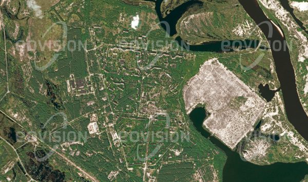 Das Satellitenbild "PRYPJAT - Ukraine" ist dem Bildband "CITIES - Brennpunkte der Menschheit" entnommen. Bildbeschreibung: Das ukrainische Prypjat ist ein prominentes Beispiel für negative Einflüsse des Menschen auf seine Umwelt. Die 1970 für die Arbeiter des vier Kilometer entfernten Kernkraftwerks Tschernobyl gegründete Stadt musste 1986 nach der nuklearen Katastrophe im Kraftwerk aufgegeben werden. Zu diesem Zeitpunkt hatte Prypjat fast 50.000 Einwohner. Das Satellitenbild zeigt, wie die Natur das Gebiet der Stadt zurückerobert. Einige Straßen wurden dekontaminiert, um Touristen den Besuch der Stadt zu ermöglichen