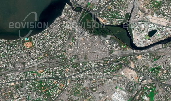Das Satellitenbild "DHARAVI - MUMBAI - Indien" ist dem Bildband "CITIES - Brennpunkte der Menschheit" entnommen. Bildbeschreibung: Die Hälfte der Bevölkerung von Mumbai hat keinen Wasseranschluss und lebt in Wellblechhütten. Diese informellen Siedlungen oder Slums, die über die ganze Stadt verteilt sind, haben riesige Ausmaße und sind im Satellitenbild scheinbar völlig unstrukturiert.
