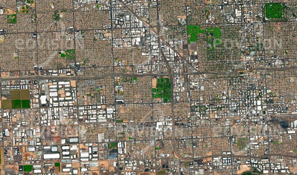 Das Satellitenbild "PHOENIX - USA" ist dem Bildband "CITIES - Brennpunkte der Menschheit" entnommen. Bildbeschreibung: Die von vier Millionen Menschen bewohnte Metropolregion von Phoenix im „Valley of the Sun“ ist streng geometrisch eingeteilt und für Autos optimiert. Mit dem Projekt „Reinvent Phoenix“ gibt es aber auch Ansätze für eine Stadtplanung, die den öffentlichen Verkehr bevorzugt, fußgängerorientiert ist und Nachhaltigkeit zum Ziel hat.