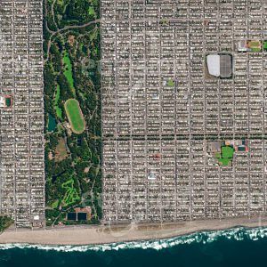 Das Satellitenbild "SUNSET DISTRICT - SAN FRANCISCO - USA" ist dem Bildband "CITIES - Brennpunkte der Menschheit" entnommen. Bildbeschreibung: San Francisco fällt wie viele amerikanische Großstädte durch ein strikt rechtwinkliges Straßennetz auf, das in der Regel ungeachtet der geografischen Verhältnisse angelegt ist. Die Stadt liegt links außen – nicht nur geografisch: Sie gilt auch als liberalste Stadt der USA. Deshalb ist San Francisco in Sachen Gegenwartskultur immer ganz vorne dabei. Hier befindet sich das Zentrum grüner Architektur und eingliedernder, sozial bewusster Stadtplanung, aber auch ein Knotenpunkt radikaler Kunst, Poesie und Musik sowie das Mekka der homosexuellen und lesbischen Szene. Das alles ist San Francisco: geografisch und kulturell ein Vorreiter der Nation.