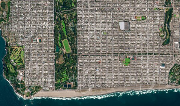 Das Satellitenbild "SUNSET DISTRICT - SAN FRANCISCO - USA" ist dem Bildband "CITIES - Brennpunkte der Menschheit" entnommen. Bildbeschreibung: San Francisco fällt wie viele amerikanische Großstädte durch ein strikt rechtwinkliges Straßennetz auf, das in der Regel ungeachtet der geografischen Verhältnisse angelegt ist. Die Stadt liegt links außen – nicht nur geografisch: Sie gilt auch als liberalste Stadt der USA. Deshalb ist San Francisco in Sachen Gegenwartskultur immer ganz vorne dabei. Hier befindet sich das Zentrum grüner Architektur und eingliedernder, sozial bewusster Stadtplanung, aber auch ein Knotenpunkt radikaler Kunst, Poesie und Musik sowie das Mekka der homosexuellen und lesbischen Szene. Das alles ist San Francisco: geografisch und kulturell ein Vorreiter der Nation.