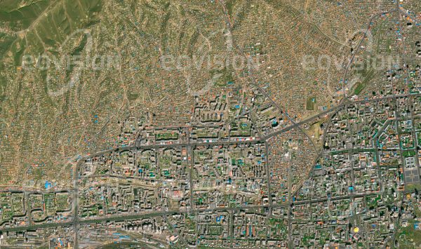 Das Satellitenbild "ULAANBAATAR - Mongolei" ist dem Bildband "CITIES - Brennpunkte der Menschheit" entnommen. Bildbeschreibung: In der nomadischen Gesellschaft der Mongolen war Ulaanbaatar zunächst ein aus Jurten (Rundzelten) bestehendes Kloster, das mehrfach verlegt wurde. Erst im Jahr 1778 wurde am heutigen Ort eine Stadt gegründet, die spätere Hauptstadt der Mongolei. In den Plattenbauten im Stadtzentrum spiegelt sich der sowjetische Einfluss wider. Die ärmeren Vorstädte an den Hängen um das Zentrum sind von kleinen Gebäuden dominiert, zwischen denen vielfach die traditionellen Jurten als runde weiße Punkte zu sehen sind.