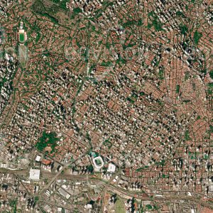 Das Satellitenbild "SÃO PAULO - Brasilien" ist dem Bildband "CITIES - Brennpunkte der Menschheit" entnommen. Bildbeschreibung: In der Metropolregion São Paulo leben 21 Millionen Menschen. Damit ist São Paulo die bevölkerungsreichste Stadt auf der Südhalbkugel. Der immense Bevölkerungsdruck seit Mitte des 20. Jahrhunderts bewirkte eine explosive unkontrollierte Expansion São Paulos, mit der die Stadtplanung nicht mithalten konnte. Ein Viertel der Menschen lebt in Elendsquartieren, sogenannten Favelas. Die Stadt kämpft mit Luft- und Wasserverschmutzung, Lärmbelästigung sowie Entsorgungsproblemen bei Müll und Abwasser.