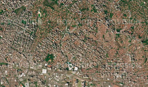 Das Satellitenbild "SÃO PAULO - Brasilien" ist dem Bildband "CITIES - Brennpunkte der Menschheit" entnommen. Bildbeschreibung: In der Metropolregion São Paulo leben 21 Millionen Menschen. Damit ist São Paulo die bevölkerungsreichste Stadt auf der Südhalbkugel. Der immense Bevölkerungsdruck seit Mitte des 20. Jahrhunderts bewirkte eine explosive unkontrollierte Expansion São Paulos, mit der die Stadtplanung nicht mithalten konnte. Ein Viertel der Menschen lebt in Elendsquartieren, sogenannten Favelas. Die Stadt kämpft mit Luft- und Wasserverschmutzung, Lärmbelästigung sowie Entsorgungsproblemen bei Müll und Abwasser.