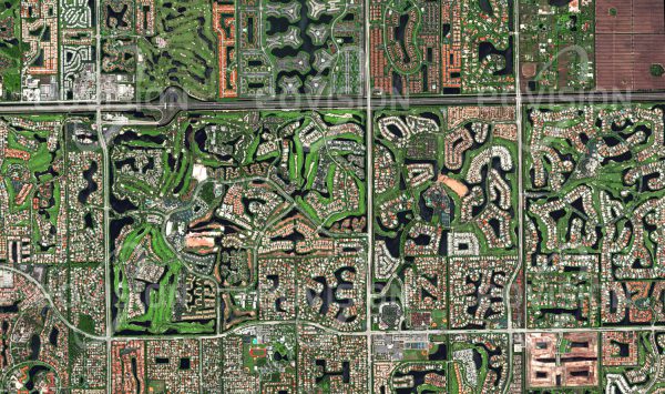 Das Satellitenbild "BOCA RATON - USA" ist dem Bildband "CITIES - Brennpunkte der Menschheit" entnommen. Bildbeschreibung: Am Rande der Everglades, einem riesigen Sumpfgebiet im Süden Floridas, befinden sich scheinbar endlos ausgedehnte Siedlungen, die den amerikanischen Traum vom Wohnen im eigenen Haus verkörpern. Durchzogen von Wasserflächen und Golfplätzen entstand hier ein einzigartiges Muster, das weite Teile der Städte entlang der Atlantikküste um Miami umfasst