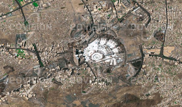 Das Satellitenbild "MAKKAH - Saudi-Arabien" ist dem Bildband "CITIES - Brennpunkte der Menschheit" entnommen. Bildbeschreibung: In der saudi-arabischen Stadt Makkah (Mekka), Geburtsort Mohammeds, steht die Al-Haram-Moschee, mit der Kaaba die heiligste Stätte der islamischen Welt. Sie wird jährlich von 15 Millionen Pilgern besucht, mehr als zwei Millionen kommen allein während der Hadsch. Die Moschee wird derzeit auf ein Fassungsvermögen von 1,2 Millionen Menschen erweitert. Im Zuge der umfangreichen Bautätigkeiten der vergangenen Jahre wurden zahlreiche historische Gebäude zerstört.