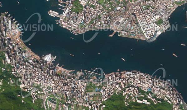 Das Satellitenbild "HONGKONG - China" ist dem Bildband "CITIES - Brennpunkte der Menschheit" entnommen. Bildbeschreibung: Mit seiner isolierten Lage zwischen China und dem Ozean seit seiner Besetzung durch die Briten im Jahr 1841 war Hongkong ein wichtiger Handelsstützpunkt im Fernen Osten. Dazu trugen auch einige Sonderregelungen zur Handelsliberalisierung bei. Während die Produktionsbetriebe weitgehend aus Hongkong verschwunden sind, ist die Stadt ein wichtiges Handels- und Dienstleistungszentrum geblieben. Besonders bedeutend ist Hongkong als Finanzplatz.