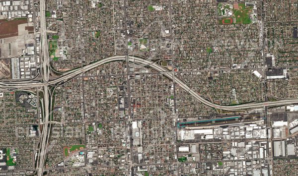 Das Satellitenbild "LOS ANGELES - USA" ist dem Bildband "CITIES - Brennpunkte der Menschheit" entnommen. Bildbeschreibung: Die kalifornische Stadt Los Angeles ist fast vollständig auf den Autoverkehr ausgerichtet. Ein Netzwerk von vielspurigen Highways durchzieht die Stadt, die wegen der hier vorherrschenden Erdbebengefahr nur wenige Hochhäuser aufweist und sich daher über eine sehr große Fläche ausdehnt.