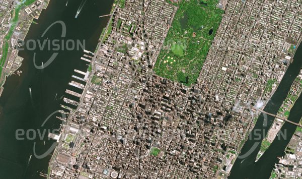 Das Satellitenbild "NEW YORK - CENTRAL PARK - USA" ist dem Bildband "CITIES - Brennpunkte der Menschheit" entnommen. Bildbeschreibung: Als künstliche Oase liegt der Central Park zwischen den Wolkenkratzern Manhattans, exakt eingepasst in die gerasterte Struktur der Stadt. Schon in der ersten Hälfte des 19. Jahrhunderts wurde der Bedarf an Freizeit- und Erholungsraum für die wachsende Bevölkerung deutlich. So entstand bis 1873 die acht Kilometer lange und 3,4 km² große Parkanlage des Central Parks mit seinen Wäldern, Wiesen und Seen, die von 40 Millionen Menschen im Jahr besucht wird.