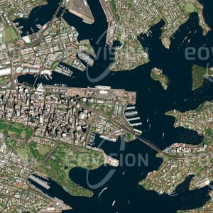 Das Satellitenbild "SYDNEY - Australien" ist dem Bildband "CITIES - Brennpunkte der Menschheit" entnommen. Bildbeschreibung: An den verzweigten Buchten des weltweit größten Naturhafens wurde von Engländern 1788 eine Strafkolonie gegründet. Heute ist Sydney mit mehr als 4,9 Millionen Einwohnern größte Stadt und wirtschaftliches Zentrum Australiens. Wahrzeichen der Stadt sind das Opernhaus an der Einfahrt zum Hafen und die Harbour Bridge zwischen North Sydney und dem Zentrum.