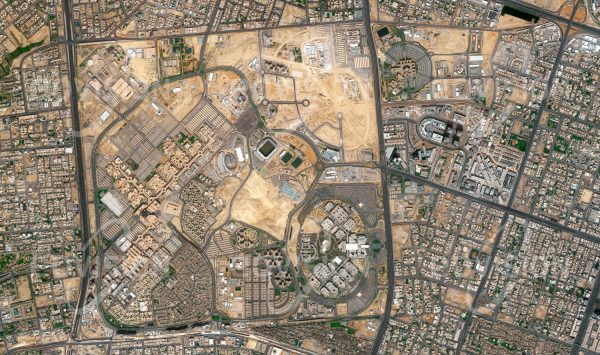 Das Satellitenbild "RIYADH - KING SAUD UNIVERSITY - Saudi-Arabien" ist dem Bildband "CITIES - Brennpunkte der Menschheit" entnommen. Bildbeschreibung: Die Bedeutung von Bildung und Forschung für moderne Gesellschaften kann nicht überschätzt werden. Sie ist auch im aktuellen nationalen Programm Saudi-Arabiens „Saudi Vision 2030“ festgehalten. Schon ab den 1980er Jahren wurde in der saudischen Hauptstadt Riyadh auf einem Quadrat von etwa 3 Kilometern Seitenlänge die King Saud University, die größte Universität des Landes, errichtet. Hier werden etwa 65.000 Studierende ausgebildet, wobei Frauen und Männer in strikt getrennten Bereichen der Universität studieren