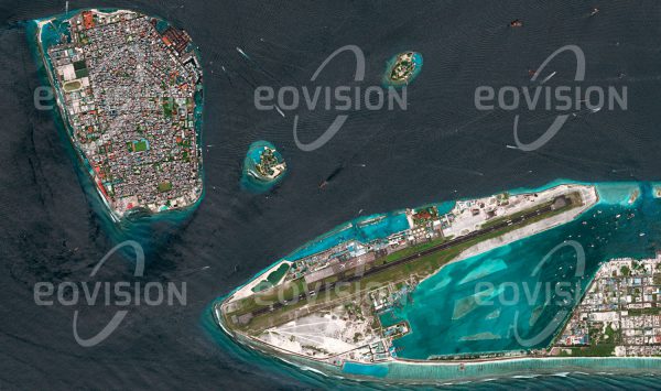 Das Satellitenbild "MALÉ - Malediven" ist dem Bildband "CITIES - Brennpunkte der Menschheit" entnommen. Bildbeschreibung: Malé, die Hauptstadt der Malediven, liegt inmitten des Indischen Ozeans auf vier Inseln des Kaafu-Atolls. Die knapp zwei Quadratkilometer große Hauptinsel ist dicht besiedelt und vollständig verbaut. Der Tsunami nach dem Seebeben vor Sumatra am 26. Dezember 2004 überflutete auch Malé, das sich nur wenig über den Meeresspiegel erhebt und mit seiner exponierten Lage auch für den Meeresspiegelanstieg durch den Klimawandel anfällig ist.