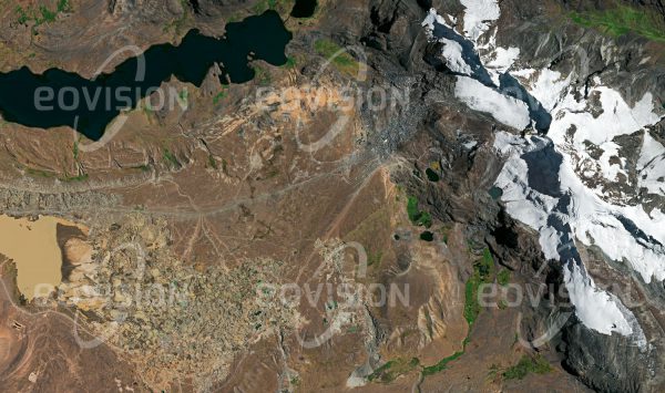 Das Satellitenbild "LA RINCONADA - Peru" ist dem Bildband "CITIES - Brennpunkte der Menschheit" entnommen. Bildbeschreibung: Das 5.100 Meter über dem Meer in den Anden Perus liegende La Rinconada gilt als höchstgelegene Stadt der Welt. Sie liegt unmittelbar unter dem Gletscher La Bella Durmiente und verdankt ihre Existenz einer Goldmine, deren Spuren auch im Satellitenbild gut sichtbar sind. Durch Quecksilberrückstände aus der Goldgewinnung ist die Umgebung der Stadt stark belastet