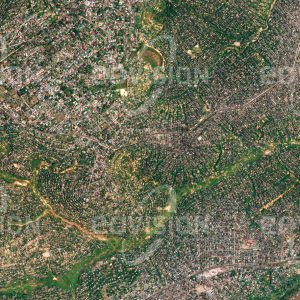 Das Satellitenbild "KINSHASA - Kongo - DRC" ist dem Bildband "CITIES - Brennpunkte der Menschheit" entnommen. Bildbeschreibung: Die Talböden im hügeligen Gelände der Vorstädte von Kinshasa sind während der Regenzeit häufig überflutet und eignen sich daher nicht zur Bebauung. Die Hügel selbst dagegen sind über viele Quadratkilometer mit kleinen Häusern bedeckt. Die Gärten werden für den Anbau von Obst und Gemüse für den Eigenbedarf genutzt.