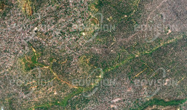 Das Satellitenbild "KINSHASA - Kongo - DRC" ist dem Bildband "CITIES - Brennpunkte der Menschheit" entnommen. Bildbeschreibung: Die Talböden im hügeligen Gelände der Vorstädte von Kinshasa sind während der Regenzeit häufig überflutet und eignen sich daher nicht zur Bebauung. Die Hügel selbst dagegen sind über viele Quadratkilometer mit kleinen Häusern bedeckt. Die Gärten werden für den Anbau von Obst und Gemüse für den Eigenbedarf genutzt.