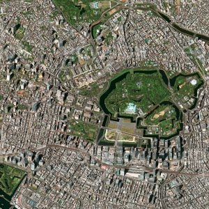 Das Satellitenbild "TOKYO - IMPERIAL PALACE - Japan" ist dem Bildband "CITIES - Brennpunkte der Menschheit" entnommen. Bildbeschreibung: Eingebettet in die ausgedehnte Stadtfläche Tokios liegt der Kaiserpalast mit den Parkanlagen. Wegen des Wachstums der Stadt und des beschränkten Angebots zählen die Immobilienpreise Tokios zu den höchsten der Welt. In diesem Umfeld für ausreichend Wohnraum und leistungsfähige Infrastruktur zu sorgen ist eine herausfordernde Aufgabe für die Stadtregierung und -verwaltung.