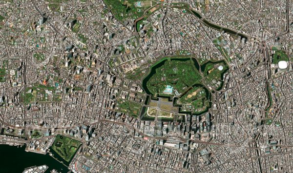 Das Satellitenbild "TOKYO - IMPERIAL PALACE - Japan" ist dem Bildband "CITIES - Brennpunkte der Menschheit" entnommen. Bildbeschreibung: Eingebettet in die ausgedehnte Stadtfläche Tokios liegt der Kaiserpalast mit den Parkanlagen. Wegen des Wachstums der Stadt und des beschränkten Angebots zählen die Immobilienpreise Tokios zu den höchsten der Welt. In diesem Umfeld für ausreichend Wohnraum und leistungsfähige Infrastruktur zu sorgen ist eine herausfordernde Aufgabe für die Stadtregierung und -verwaltung.