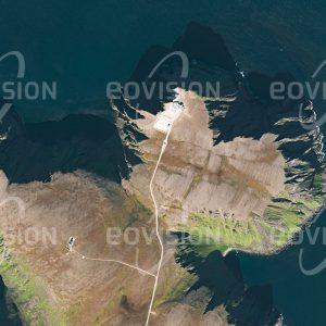 Das Satellitenbild "NORDKAP - Norwegen" ist dem Bildband "EUROPA - Kontinent der Vielfalt" entnommen. Bildbeschreibung: Das Nordkap auf der Insel Magerøya hat sich zu einem beliebten Ziel von Touristen entwickelt, obwohl im Vergleich mit anderen Touristenattraktionen die Besucherzahlen überschaubar geblieben sind: Etwa 200.000 Reisende besuchen die 307 Meter hohe Felsklippe während der drei warmen Sommermonate. Zur steigenden Beliebtheit trägt bei, dass die Insel durch einen Straßentunnel mit dem Festland verbunden wurde.