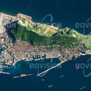 Das Satellitenbild "GIBRALTAR - Großbritannien" ist dem Bildband "EUROPA - Kontinent der Vielfalt" entnommen. Bildbeschreibung: Gibraltar stellt in mehrerlei Hinsicht eine Besonderheit dar. Der markante und strate­gisch wichtige Felsen steht seit 1704 unter der Herrschaft des Vereinigten Königreichs, wird aber seit mehr als 300 Jahren auch von Spanien beansprucht. Der Bereich um Gibraltar ist uraltes Siedlungsgebiet, hier lebten vor 125.000 bis 24.000 Jahren schon Neandertaler. Viel später folgten Phönizier, Karthager, Römer, Vandalen, Westgoten und Araber. Heute ist Gibraltar ein wichtiger Stützpunkt des Vereinigten Königsreichs. Für Touristen sind die auf dem Felsen lebenden Berberaffen ein beliebtes Fotomotiv.