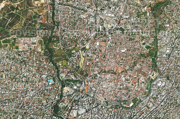 Das Satellitenbild "NIKOSIA - Zypern" ist dem Bildband "EUROPA - Kontinent der Vielfalt" entnommen. Bildbeschreibung: Die zyprische Hauptstadt Nikosia ist wie die gesamte Insel Zypern geteilt. Der Süden der Stadt ist Hauptstadt der Republik Zypern und damit zugleich die südöstlichste Hauptstadt der EU, der Norden fungiert trotz fehlender internationaler Anerkennung de facto als Hauptstadt von Nordzypern. Im Stadtbild fällt die sternförmige Befestigungsmauer um die Altstadt auf, die ab 1567 von den Venezianern errichtet wurde. Quer durch die Stadt zieht sich in Ost-West-Richtung die von Truppen der Vereinten Nationen überwachte Pufferzone, die so genannte Grüne Linie.
