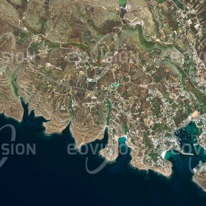 Das Satellitenbild "LAMPEDUSA - Italien" ist dem Bildband "EUROPA - Kontinent der Vielfalt" entnommen. Bildbeschreibung: Auf halbem Weg zwischen Sizilien und Tunesien gelegen war die Insel Lampedusa schon in der Antike ein Stützpunkt für die Mittelmeer-Seefahrt. Geologisch ist der südlichste Punkt Italiens bereits Teil Afrikas. Seit der Jahrtausendwende steht Lampedusa zunehmend im Mittelpunkt der Immigrationswelle aus Nordafrika, während der in den beiden vergangenen Jahrzehnten hier Zehntausende Menschen an Land gingen.