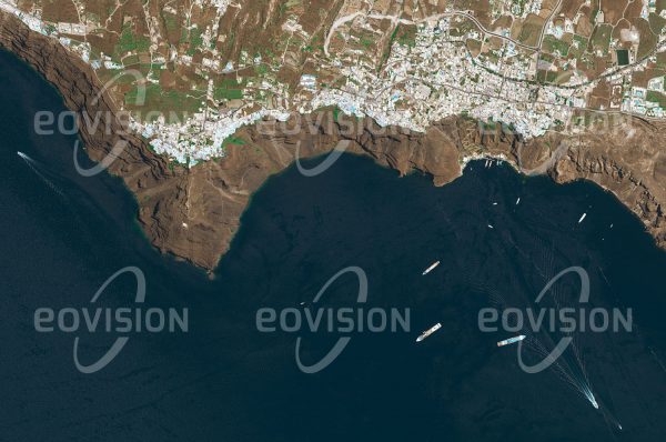 Das Satellitenbild "SANTORIN - Griechenland" ist dem Bildband "EUROPA - Kontinent der Vielfalt" entnommen. Bildbeschreibung: Santorin ist eine Insel in der südlichen Ägäis. Seine spektakuläre Form verdankt es einem Vulkanausbruch vor etwa 3500 Jahren, seit dem sich von der ursprünglichen Insel nur mehr ein Teil des Kraterrandes aus dem Meer erhebt. Diese gewaltige Explosion wird heute mit dem Untergang der minoischen Kultur auf Kreta in Verbindung gebracht, wo noch heute die Spuren eines gewaltigen Tsunamis zu finden sind. Heute wird Santorin mit seinen weißen Städten am Kraterrand zu den schönsten Inseln der Welt gezählt und ist beliebtes Reiseziel für zahlreiche Touristen aus aller Welt.