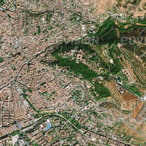 Das Satellitenbild "GRANADA - Spanien" ist dem Bildband "EUROPA - Kontinent der Vielfalt" entnommen. Bildbeschreibung: Granada ist ein Musterbeispiel einer von einer langen, wechselvollen Geschichte geprägten Stadt. Nach Jahrhunderten unter römischer, vandalischer und westgotischer Herrschaft fiel es im Jahr 711 an die Mauren, die bald den Großteil der Iberischen Halbinsel, Al-Andalus genannt, beherrschten. Granada fiel 1492 als letzte Stadt während der Reconquista an das Königreich Kastilien — kurz vor Columbus‘ Landung in der Neuen Welt. Berühmt ist die Festung Alhambra, in deren Architektur sich einige Epochen der Stadt wiederfinden.