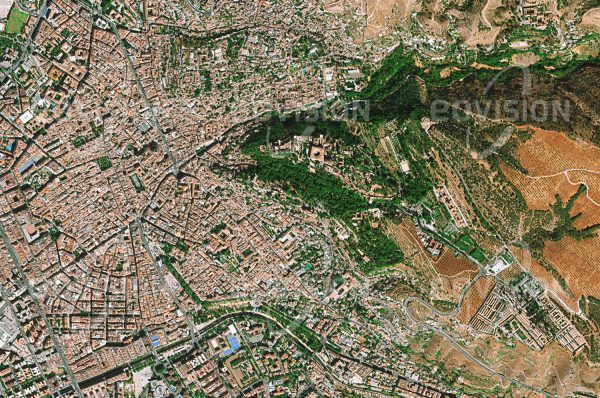 Das Satellitenbild "GRANADA - Spanien" ist dem Bildband "EUROPA - Kontinent der Vielfalt" entnommen. Bildbeschreibung: Granada ist ein Musterbeispiel einer von einer langen, wechselvollen Geschichte geprägten Stadt. Nach Jahrhunderten unter römischer, vandalischer und westgotischer Herrschaft fiel es im Jahr 711 an die Mauren, die bald den Großteil der Iberischen Halbinsel, Al-Andalus genannt, beherrschten. Granada fiel 1492 als letzte Stadt während der Reconquista an das Königreich Kastilien — kurz vor Columbus‘ Landung in der Neuen Welt. Berühmt ist die Festung Alhambra, in deren Architektur sich einige Epochen der Stadt wiederfinden.