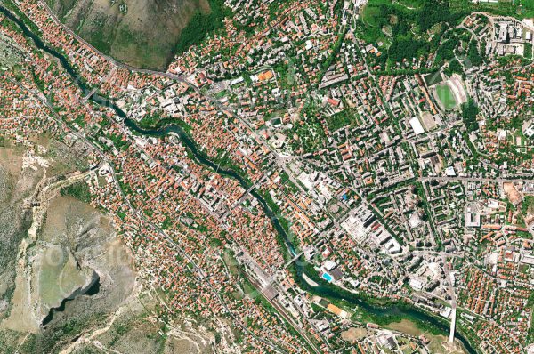Das Satellitenbild "MOSTAR - Bosnien-Herzegowina" ist dem Bildband "EUROPA - Kontinent der Vielfalt" entnommen. Bildbeschreibung: Die herzegowinische Stadt Mostar wurde durch die Auseinandersetzungen um die Unabhängigkeit Bosnien-Herzegowinas zwischen 1992 und 1995 bekannt, die hier etwa 2000 Todesopfer forderten. Besondere Aufmerksamkeit erlangte die Zerstörung der alten Steinbrücke, die um die Mitte des 16. Jahrhunderts von den Osmanen erbaut wurde und sich in einem Bogen 29 Meter weit über die Neretva spannte. Wegen ihres architektonischen Werts und ihrer symbolischen Bedeutung für den Zusammenhalt der Bevölkerung wurde die Brücke rekonstruiert und 2004 wieder eröffnet.