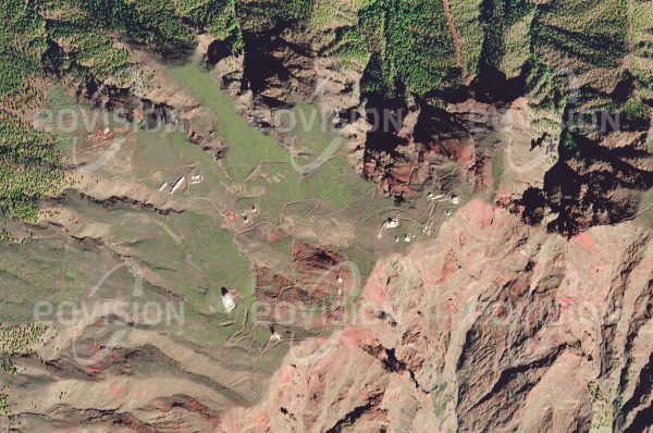 Das Satellitenbild "ROQUE DE LOS MUCHACHOS - Spanien" ist dem Bildband "EUROPA - Kontinent der Vielfalt" entnommen. Bildbeschreibung: Auf fast 2400 Metern Seehöhe stehen auf der kanarischen Insel La Palma die Teleskope, die gemeinsam mit denen am Teide auf Teneriffa das European Northern Observatory bilden. Sie sind das Gegenstück zur ESO (Südsternwarte) in der chilenischen Atacama. Wichtig ist für leistungsfähige Sternwarten, dass es viele wolkenfreie Nächte gibt und dass die Luftturbulenzen nicht zu stark sind. Beides ist auf den Kanarischen Inseln gegeben, daher ist hier seit 2007 das mit 10,4 Metern Spiegeldurchmesser derzeit weltweit größte Teleskop in Betrieb.