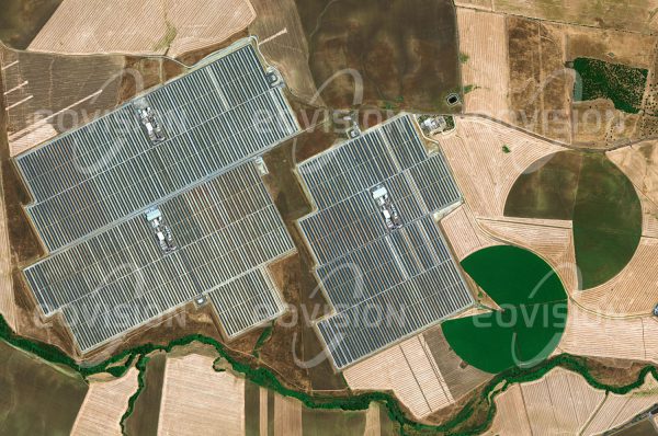 Das Satellitenbild "SOLNOVA - Spanien" ist dem Bildband "EUROPA - Kontinent der Vielfalt" entnommen. Bildbeschreibung: Der sonnenreiche Süden Spaniens eignet sich besonders gut zur Nutzung der Solarenergie. Folgerichtig sind in der Nähe von Sevilla eine Reihe von Solarkraftwerken entstanden, die mit unterschiedlichen Techniken Energie gewinnen. Im Satellitenbild sind drei Parabolrinnenkraftwerke des Solucar-Komplexes zu sehen, die insgesamt 150 MW Leistung liefern können. Hier wird auch deutlich, dass die Gewinnung von Solarenergie mit anderen Nutzungen der Fläche, etwa für Landwirtschaft, in Konflikt steht.