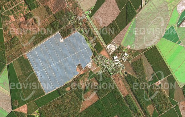 Das Satellitenbild "CROIX D‘HINS - Frankreich" ist dem Bildband "EUROPA - Kontinent der Vielfalt" entnommen. Bildbeschreibung: Die Sonnenenergie gilt vor dem Hintergrund des Klimawandels und der Endlichkeit fossiler Brennstoffe als eine der Zukunftstechnologien. Insbesondere der direkten Umwandlung von Sonnenenergie in elektrischen Strom durch Photovoltaik wird eine wichtige Rolle zugewiesen. Das größte Photovoltaik-Kraftwerk Europas wurde 2015 in der Nähe von Bordeaux eröffnet. Auf zweieinhalb Quadratkilometern Fläche erzeugen hier fast eine Million Solarmodule den Strom für 300.000 Haushalte.