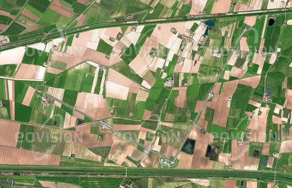 Das Satellitenbild "PISA - Italien" ist dem Bildband "EUROPA - Kontinent der Vielfalt" entnommen. Bildbeschreibung: Große Aufmerksamkeit erregte 2016 der erstmalige Nachweis von Gravitationswellen, die beim Zusammenstoß zweier Schwarzer Löcher ausgesandt wurden. Zwar erfolgte dieser Nachweis durch die US-amerikanischen LIGO-Detektoren, doch mit den Detektoren GEO600 bei Hannover und VIRGO in der Nähe von Pisa ist auch Europa auf diesem Feld aktiv. Im Satellitenbild sind die beiden im rechten Winkel zueinander stehenden Geraden gut zu erkennen, in denen Laserlicht hin und her läuft. Gravitationswellen verändern die Längen dieser Strecken, dies wirkt sich wiederum im Lasersignal aus.