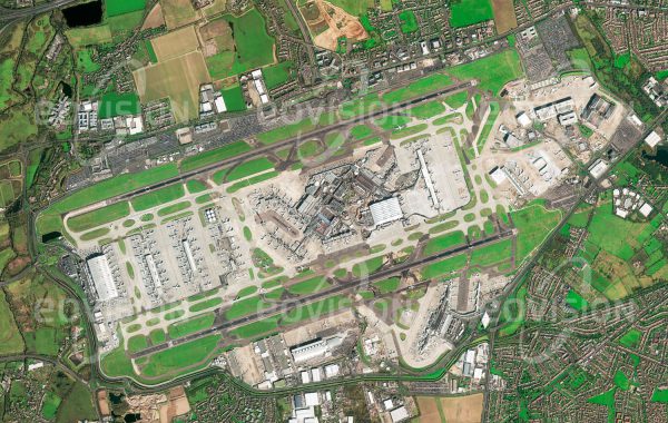 Das Satellitenbild "LONDON HEATHROW - Großbritannien" ist dem Bildband "EUROPA - Kontinent der Vielfalt" entnommen. Bildbeschreibung: Leistungsfähige Flugverbindungen gehören zu den wichtigsten Voraussetzungen erfolgreicher Wirtschaftsstandorte. London-Heathrow ist der größte von sechs Flughäfen, die den Großraum London bedienen, und zugleich Europas größter Passagierflughafen. Im Jahr 2016 wurden hier in vier Terminals 75,7 Millionen Passagiere abgefertigt. Flughäfen benötigen eine gute Anbindung an das weiterführende Verkehrsnetz. In Heathrow ist dies durch Stationen der U-Bahn und eines Expresszugs in die City ebenso gegeben wie durch die Erschließung über die Autobahnen M4 und M25.