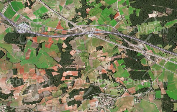 Das Satellitenbild "FIGUERES - Spanien" ist dem Bildband "EUROPA - Kontinent der Vielfalt" entnommen. Bildbeschreibung: Moderne Gesellschaften sind auf leistungsfähige Verkehrsmittel angewiesen. Hochleistungsautobahnen und -eisenbahnen stellen die Hauptschlagadern der heutigen Wirtschaft dar. So wurden auch in Spanien große Anstrengungen unternommen, ein modernes Autobahnnetz und ein Hochgeschwindigkeits-Bahnnetz zu bauen, wie das Beispiel in der Nähe Gironas zeigt. Nicht immer folgte die Planung der Trassen dem tatsächlichen Bedarf, außerdem sind auch die Eingriffe derartiger Projekte in die Natur- und Kulturlandschaften vielfach sehr ausgeprägt.