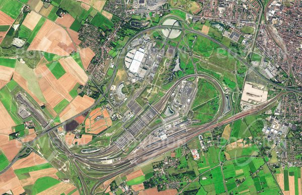Das Satellitenbild "CALAIS - Frankreich" ist dem Bildband "EUROPA - Kontinent der Vielfalt" entnommen. Bildbeschreibung: Calais liegt gegenüber dem englischen Dover nahe an der engsten Stelle des Ärmelkanals und war daher seit jeher ein wichtiger Verbindungspunkt zwischen dem europäischen Kontinent und England. Der Hafen von Calais ist der zweitgrößte Passagierhafen Europas. Diese Rolle wurde durch den 1994 eröff­neten und 50 Kilometer langen Eurotunnel noch verstärkt. In den letzten Jahren fand sich Calais in den Medien wieder, weil hier zahlreiche Flüchtlinge landeten, die nach Großbritannien gelangen wollten.