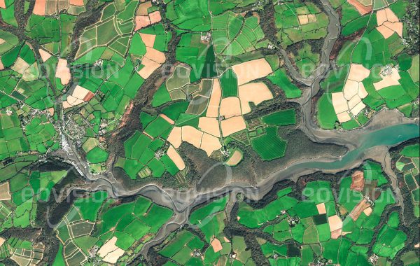 Das Satellitenbild "GWEEK - Großbritannien" ist dem Bildband "EUROPA - Kontinent der Vielfalt" entnommen. Bildbeschreibung: Mit etwa 700 Einwohnern ist Gweek ein kleines Dorf im südwestenglischen Cornwall und gehört zur „Cornwall Area of Outstanding Natural Beauty“. Bei Flut ist der Flusshafen, der schon zur Zeit der Römer bestand, vom Ärmelkanal aus mit Schiffen erreichbar. Rund um das Dorf erstrecken sich kleine, von Steinmauern und Hecken umgebene Felder und kleine Wälder.