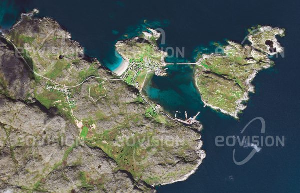 Das Satellitenbild "BUGØYNES - Norwegen" ist dem Bildband "EUROPA - Kontinent der Vielfalt" entnommen. Bildbeschreibung: Das mit etwa 230 Einwohnern sehr kleine Dorf Bugøynes liegt etwa 500 Kilometer nördlich des Polarkreises in der nordöstlichsten Ecke Norwegens an der Barentssee, nur wenig mehr als 40 Kilometer von der russischen Grenze entfernt. Bis 1962 war der Ort, der mit Unterbrechungen seit dem 17. Jahrhundert besteht, fast ausschließlich über das Meer erreichbar. Die Einwohner von Bugøynes leben weitgehend vom Fang und der Verarbeitung von Fischen sowie von Rentieren.