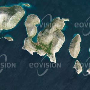 Das Satellitenbild "KORNATEN - Kroatien" ist dem Bildband "EUROPA - Kontinent der Vielfalt" entnommen. Bildbeschreibung: Als Teil der Dalmatinischen Inseln liegen die etwa 140 Inseln der Kornaten in der Adria vor Kroatien. Die Landschaft der Kalksteininseln ist vom Karst geprägt, der nur äußerst karge Vegetationsreste zulässt. Seit 1980 ist der südliche Bereich der Kornaten wegen der umgebenden Meeresökosysteme als Nationalpark geschützt.