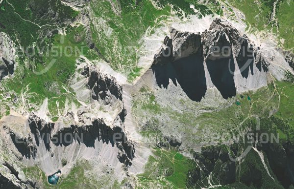 Das Satellitenbild "DREI ZINNEN - Italien" ist dem Bildband "EUROPA - Kontinent der Vielfalt" entnommen. Bildbeschreibung: Mit ihrer Schroffheit zählen die Drei Zinnen, deren höchste eine Höhe von 2999 Metern erreicht, zu den bekanntesten Gipfeln der Dolomiten. Die markanten Formen des Ge­birgsstocks sind eine Folge der Erosion des Sedimentgesteins, dessen Bildung vor mehr als 200 Millionen Jahren am Grund des damaligen Meeres Tethys begann. Heute sind die Drei Zinnen wie auch andere Teile der Dolomiten beliebte Ziele des Alpintourismus, sie sind zudem als Naturpark Drei Zinnen als Teil des Welterbes Dolomiten geschützt.