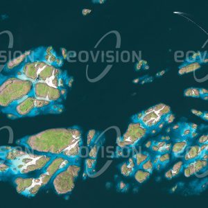 Das Satellitenbild "GLADSTAD - Norwegen" ist dem Bildband "EUROPA - Kontinent der Vielfalt" entnommen. Bildbeschreibung: Der Vega-Archipel vor der norwegischen Küste besteht aus mehr als  6000 Inseln und Schären, die in der Eiszeit von Gletschern rund geschliffen wurden. Über Jahrhunderte haben Menschen in dieser abweisenden Umgebung von Fischfang und Viehzucht gelebt. Eine Besonderheit der Region war seit dem 9. Jahrhundert die Nutzung verlassener Nester von Eiderenten für die Produktion von Eiderdaunen. Der Vega-Archipel ist heute Teil des UNESCO-Welterbes.